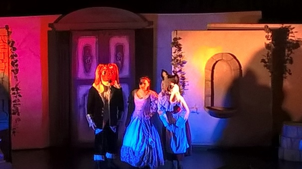 Zdjęcie przedstawiające troje aktorów na scenie podczas przedstawienia teatralnego. 