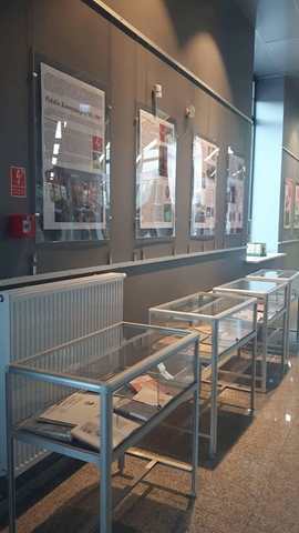 Ekspozycja książek w Chełmskiej Bibliotece Publicznej.