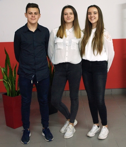 Zdjęcie prezentuje troje uczniów, którzy stanowią skład nowo wybranego Samorządu Uczniowskiego. 