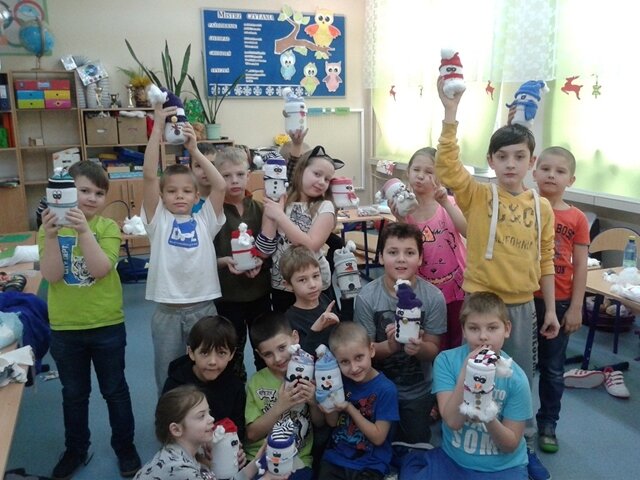 Uczniów prezentują  wykonane przez siebie prace plastyczne - bałwanki.