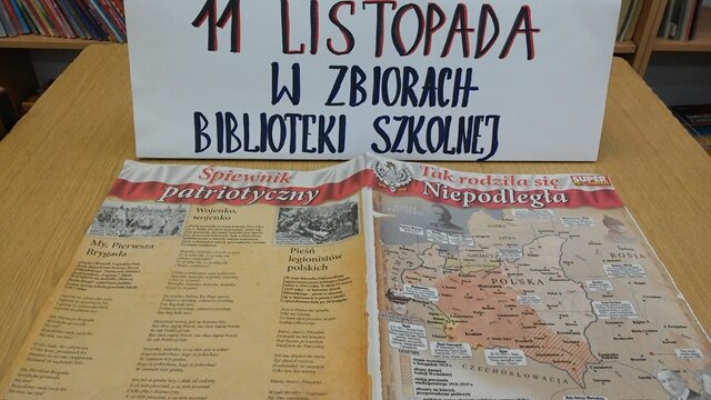 Zdjęcie wystawki książek z biblioteki szkolnej o tematyce patriotycznej upamiętniającej 11 listopada.