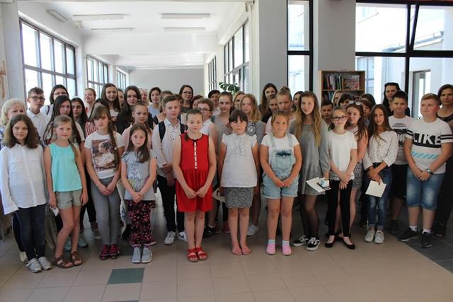 Liczna grupa uczniów stojących w holu Biblioteki Pedagogicznej w Chełmie.