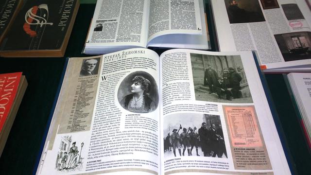 Zdjęcie przedstawiające wystawę książek autorstwa i na temat Stefana Żeromskiego.
