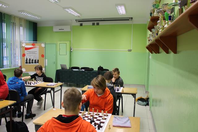 Grupa uczniów podczas rozgrywek szachowych.