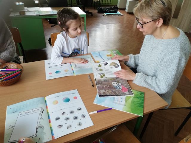 Nauczyciel z dziećmi podczas zajęć „Książka – wrota do kultury krajów Europy”.