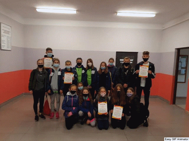 Na pierwszym zdjęciu grupa młodzieży na chełmskim orliku. Na drugim ta sama grupa ustawiona w holu głównym szkoły prezentuje zdobyte dyplomy.
