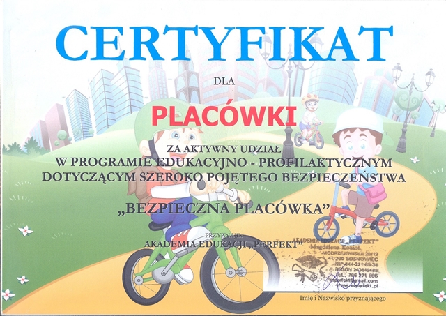 Plakat ukazujący certyfikat dla placówki w programie edukacyjno-profilaktycznym dotyczącym szeroko pojętego bezpieczeństwa. Tło ukazuje miasto w oddali oraz trzech chłopców jeżdżących na rowerach. 