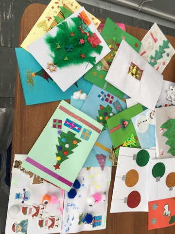Zdjęcie przedstawia różnokolorowe kartki świąteczne wykonane własnoręcznie przez dzieci. 