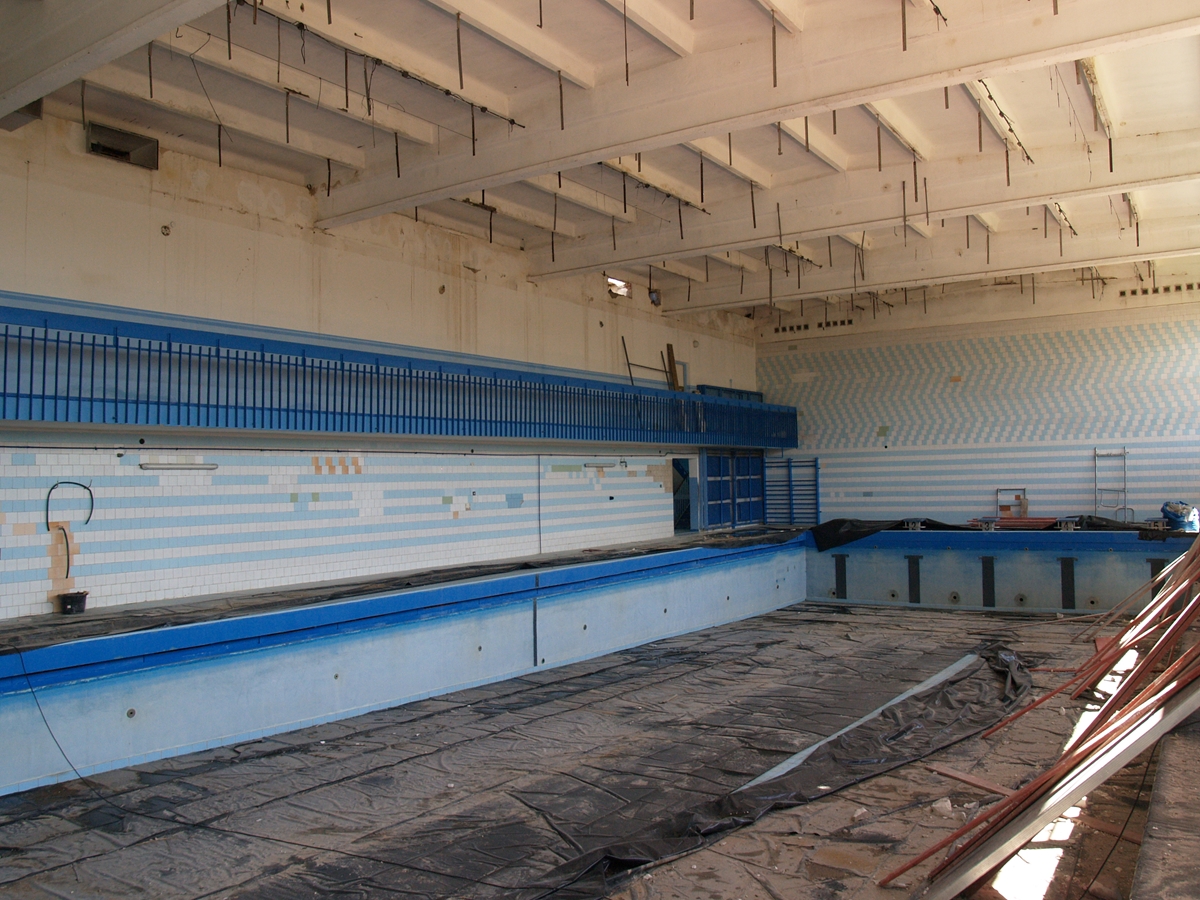 Zdjęcie przedstawiające wnętrze hali basenu – niecka podczas rozbiórki. 
