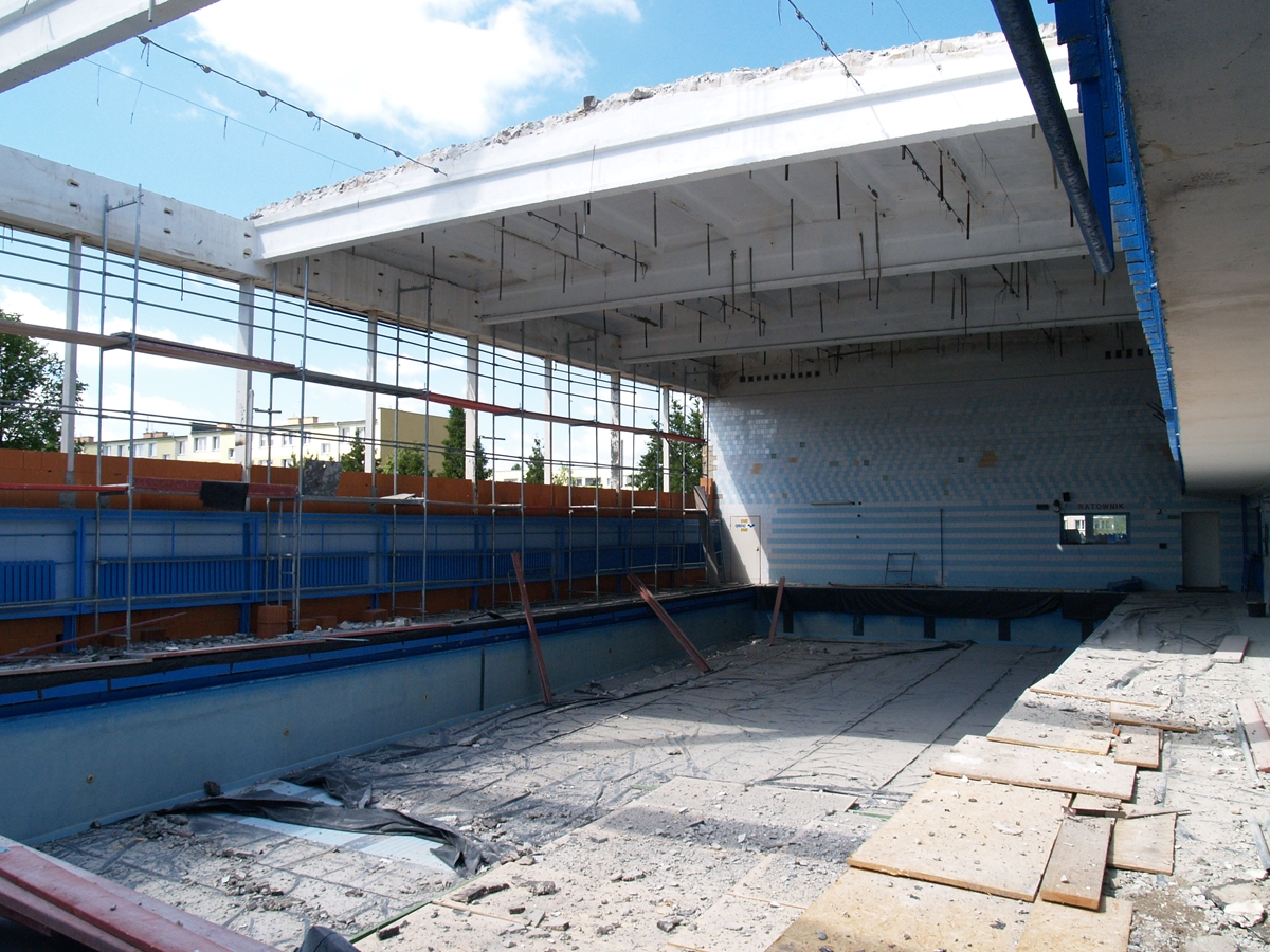 Zdjęcie przedstawiające wnętrze hali basenu podczas budowy. 