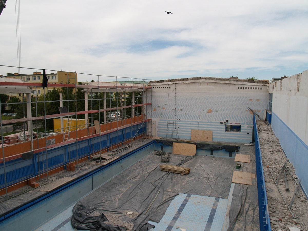 Zdjęcie przedstawiające wnętrze hali basenu podczas budowy- widok z góry. 