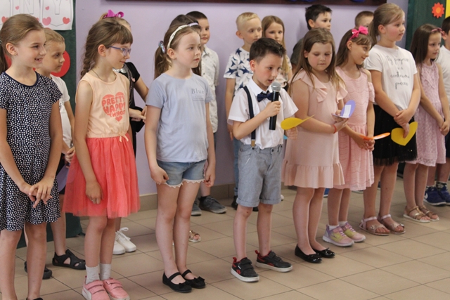 Zdjęcie przedstawiające uczniów podczas prezentacji piosenek i wierszy.