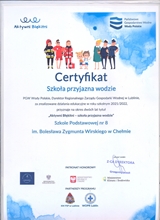 Certyfikat „Szkoła przyjazna wodzie” dla SP nr 8 w Chełmie za zrealizowanie działań edukacyjnych w roku szkolnym 2021/2022 i uzyskanie na okres dwóch lat tytułu „Aktywni Błękitni – szkoła przyjazna wodzie”.