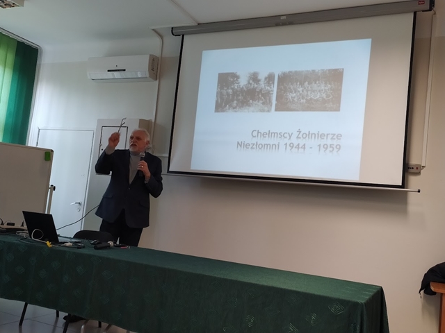 Zdjęcie przedstawiające regionalistę w czasie wykładu o chełmskich żołnierzach niezłomnych.