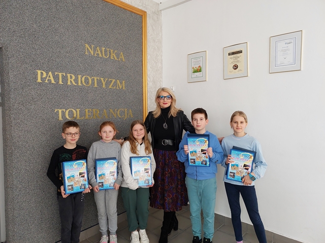 Zdjęcie przedstawia uczestników Ogólnopolskiego Konkursu „ Dyktando (nie tylko) dla Mistrzów”. Uczniowie wraz z Panią dyrektor pozują do zdjęcia ze swoimi dyplomami. 