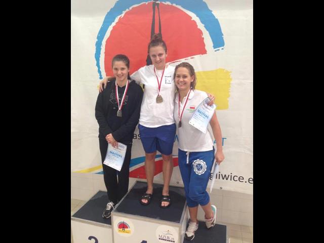Zdjęcie przedstawia zwycięskie podium z trzema laureatki konkursu. Uczennice ubrane są w sportowe stroje. 