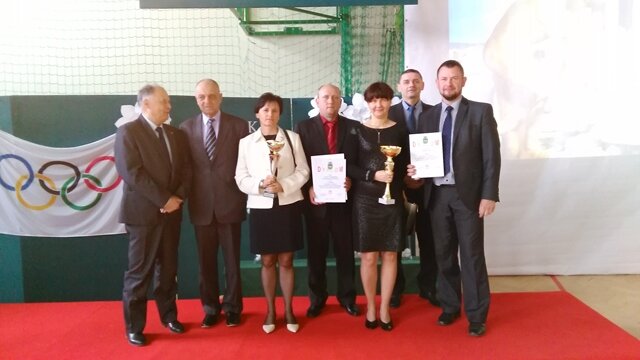 Zdjęcie przedstawia Panią Dyrektor z nauczycielami wychowania fizycznego podczas wręczania nagród za współzawodnictwo sportowe.